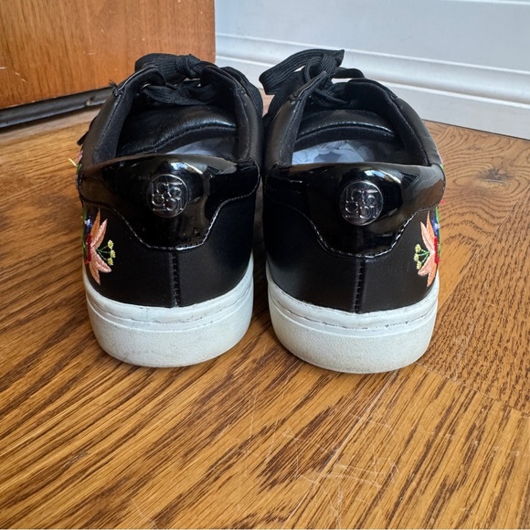 Liz Claiborne Black Wheeler Floral Embroidered Sneakers Size 5.5 - Picture 2 of 8